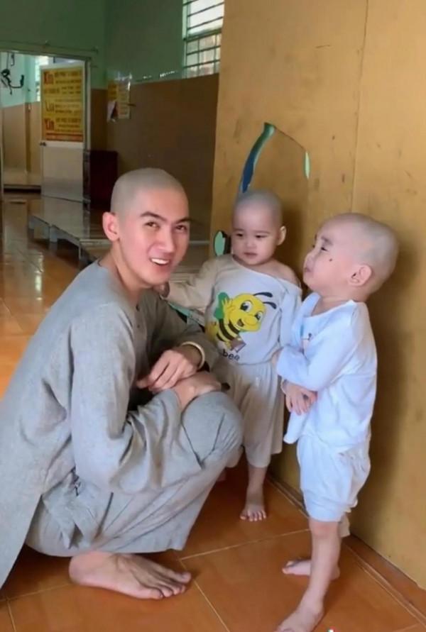 越南180高帥小夥明明可以當明星開豪車,卻偏要當和尚養棄嬰? 越南180高帥小夥明明可以當明星開豪車,卻偏要當和尚養棄嬰?