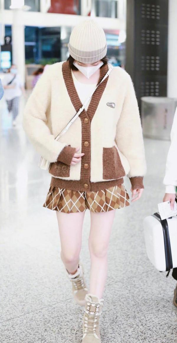 歐陽娜娜為了美太拼了！針織衫&plus;短裙秀美腿，簡約搭配絲毫不老氣