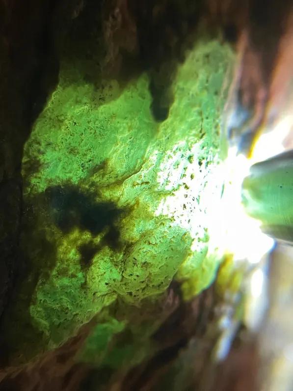 莫西沙高冰手鐲料，多處面積脫沙，壓燈熒光水頭足，冰感崗味強烈