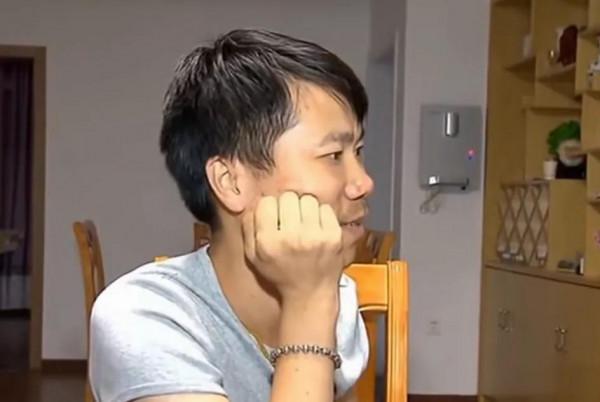 母親去世後，身價百萬的子女不贍養老人外，還要和親爹斷絕關係