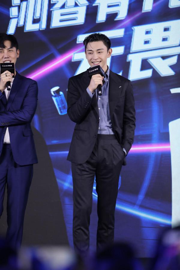 鄧倫黑色西裝搭配藍色襯衫亮相,時尚紳士 鄧倫黑色西裝搭配藍色襯衫亮相,時尚紳士