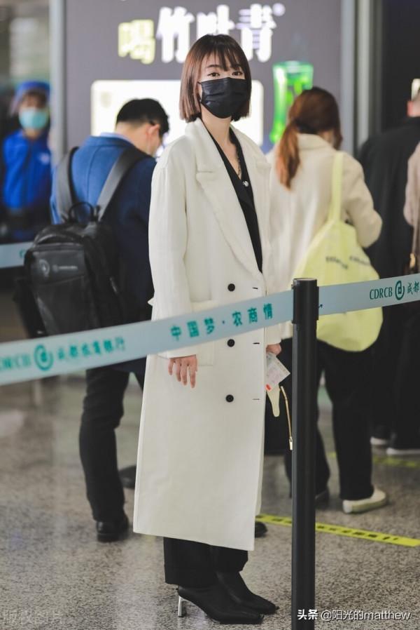 街拍：吳謹言穿黑白look配短髮造型清新知性十足