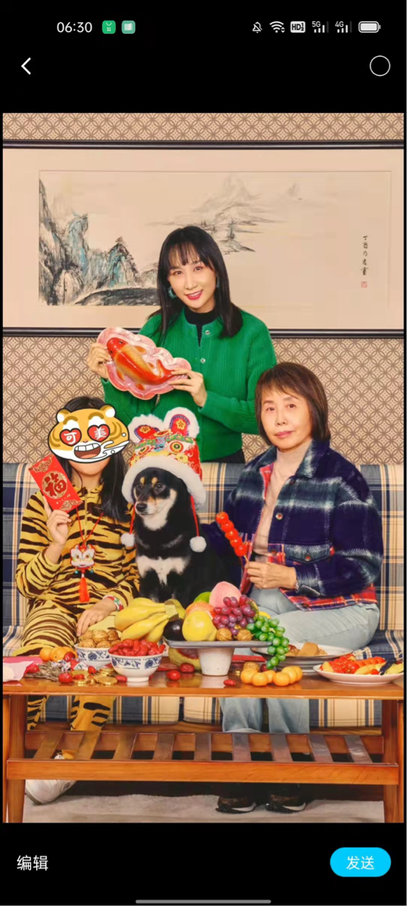 雷佳音老婆曬祖孫三代同框照，婆婆年輕又漂亮，女兒打扮好時髦