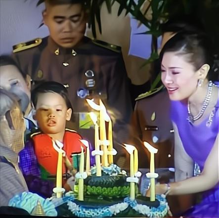 提幫功不顧泰王阻攔，公開為西拉米慶祝生日，最難忘是生母恩情
