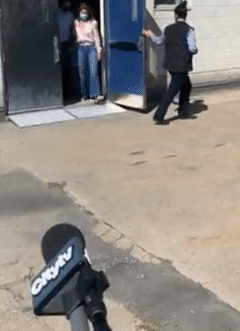 加拿大全民出動 大排長龍為投票 華人空前踴躍 特魯多1家5口被圍住