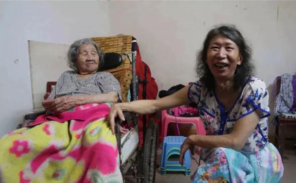 她一身旗袍，一頭捲曲齊肩長髮，但她確是一個純爺們……