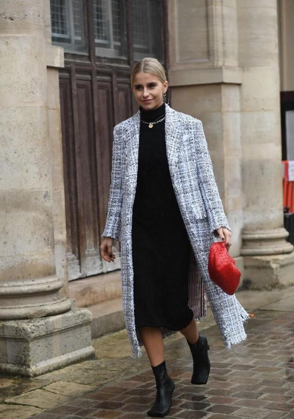 四五十歲的女人別直接穿毛衣，學潮流達人的打扮，配毛衣鏈太洋氣