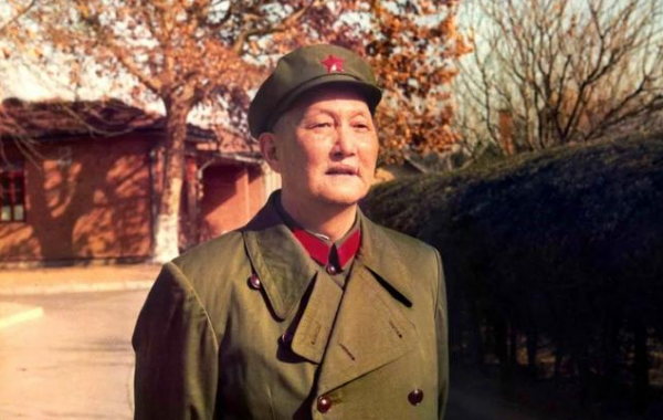 洪學智夫婦行軍途中遇到何事，向百姓說：老鄉，收下我們的孩子吧