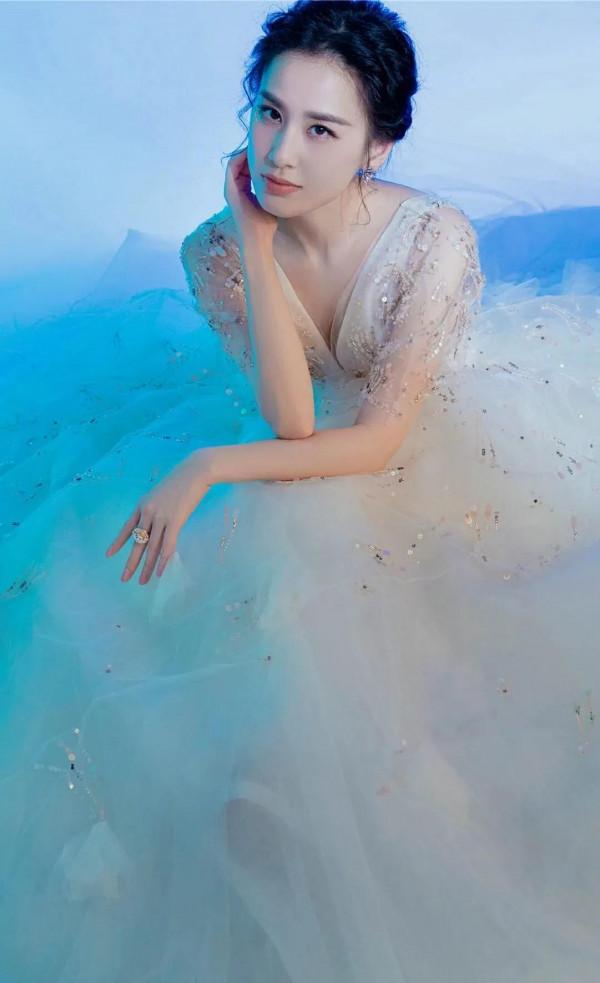 魅力四射“楊冪”,不老容顏“劉亦菲” 魅力四射“楊冪”,不老容顏“劉亦菲”