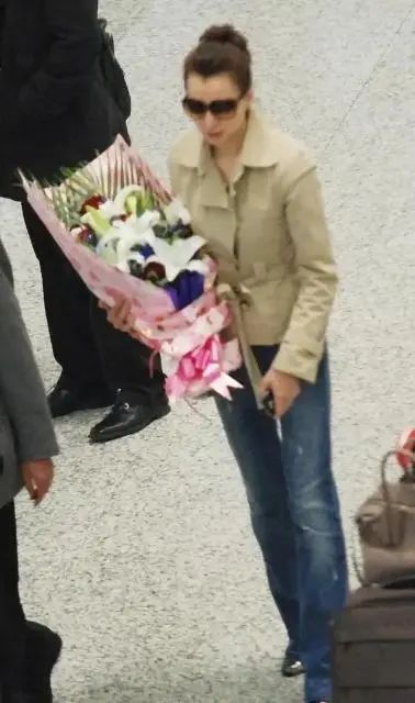 董卿真是優雅到骨子裡!穿風衣扎丸子頭走機場,46歲無懼素顏上陣 董卿真是優雅到骨子裡!穿風衣扎丸子頭走機場,46歲無懼素顏上陣