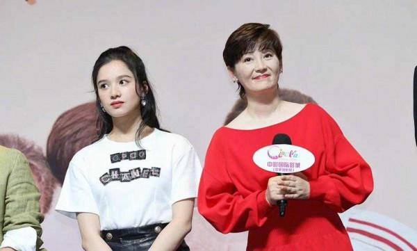 徐帆這回造型太成功，穿“東方紅”連衣裙亮相，單靠氣質就贏了