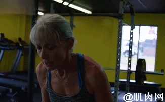 67歲奶奶一口氣拉10個引體向上,這實力可能猛男看了都佩服 67歲奶奶一口氣拉10個引體向上,這實力可能猛男看了都佩服