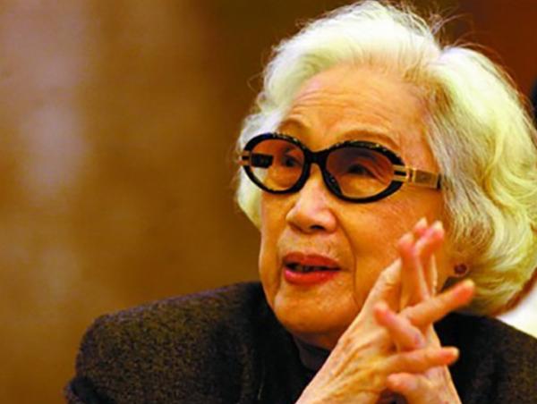 1988年，人大會議上鄧小平正要抽菸，收到陌生紙條：請你不要吸菸