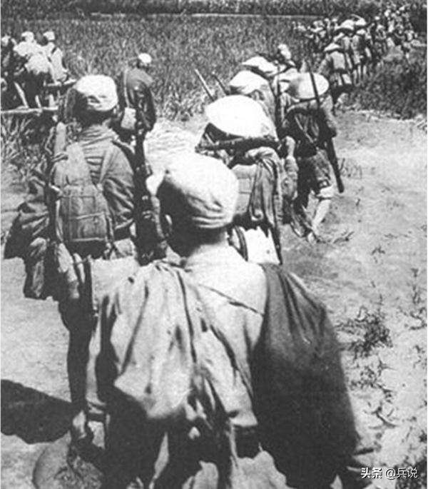 八路軍火燒炮樓，偽軍隊長跳樓墜亡，最後跳下披頭散髮的女人