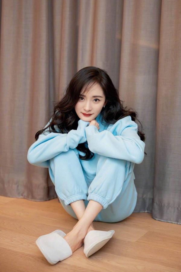 楊冪長卷發披肩溫柔知性 穿家居服抱貓慵懶愜意