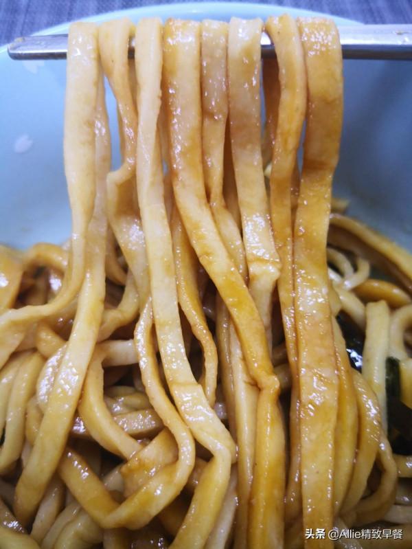 一把香蔥，教你做蔥油拌麵，食材簡單，一學就會，少油不膩又勁道