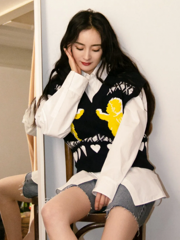 楊冪又帶火了“回力鞋+裙子”！巨美巨顯腿細，絕了