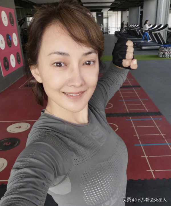 中年女星整容後遺症一堆！臉像鞋拔子，不敢做大表情，演戲沒法看