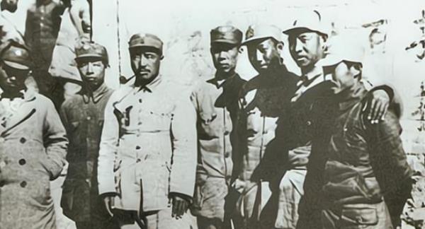 開國上將半夜上廁所，看到夜空劃過一束光，火速下命令：起床撤退