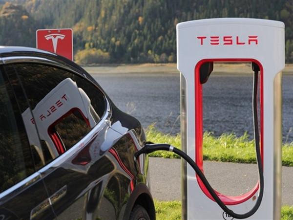 15.8萬特斯拉今年底上市？馬斯克回應此事