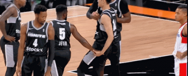 曾凡博出場3分鐘0分1籃板提前傷退 點燃隊不敵快船遭遇兩連敗 曾凡博出場3分鐘0分1籃板提前傷退 點燃隊不敵快船遭遇兩連敗