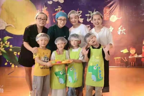 月團圓,人團圓 月團圓,人團圓