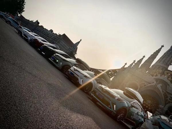 豐田奕澤趴低後化身陸地小坦克,車內竟然還開起了夜店? 豐田奕澤趴低後化身陸地小坦克,車內竟然還開起了夜店?