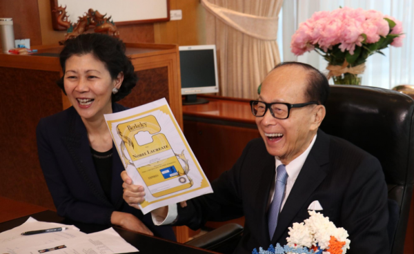 取代莊月明，與李嘉誠相戀28年，為何周凱旋做到了？背景不簡單