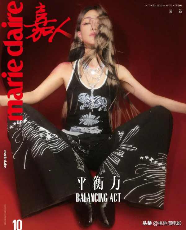 組圖：周迅《嘉人》10月刊封面大片，金色斑馬紋長髮帥酷搶眼