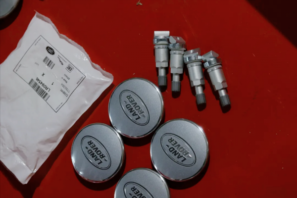 翻新一輛“破爛不堪”的路虎攬勝，匠心修復，滿血復活變新車