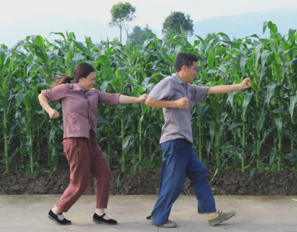 46歲浙江女人，丈夫車禍得了抑鬱症，她帶著老公跳舞，還登上央視