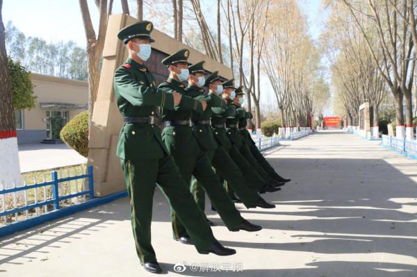 軍營裡的“複製貼上”瞬間治癒你的強迫症