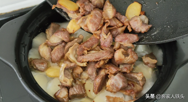 我家蘿蔔從不炒，加1塊隔山肉，這做法我家一週可以吃3次，超過癮