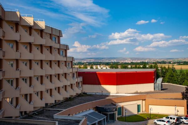 為何酒店前臺工資低,還有很多女孩子願意做 為何酒店前臺工資低,還有很多女孩子願意做