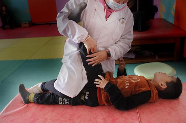 女子孕檢正常卻連生三個腦癱兒,遭丈夫辱罵,再嫁生娃後結局感人 女子孕檢正常卻連生三個腦癱兒,遭丈夫辱罵,再嫁生娃後結局感人