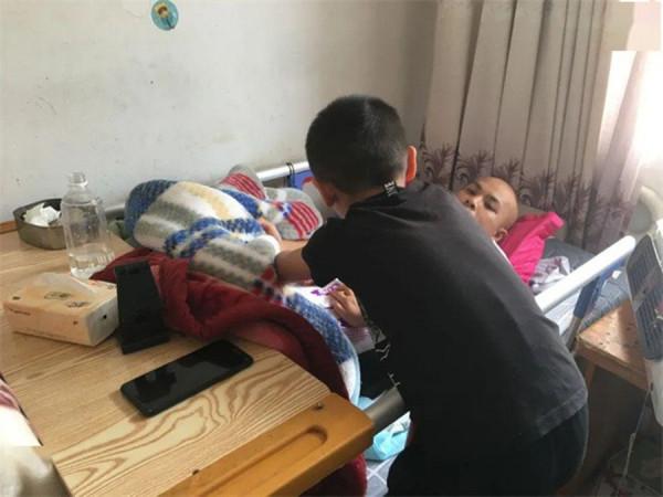 3年前父親意外癱瘓，4歲男孩獨自扛起家庭重擔，如今登上央視舞臺