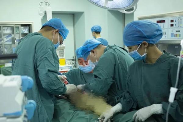 一條小皮筋讓女孩痛失食指 專家取腳部大拇指為其再造 一條小皮筋讓女孩痛失食指 專家取腳部大拇指為其再造