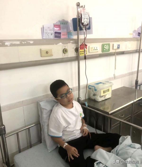 “爸爸休息會兒，我守檔口”他停下顫抖雙手抱著患病兒子眼眶溼了