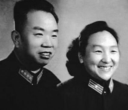 王樹聲愛上楊炬，找了三個媒人被兩位老總催婚，送她唯一一首詩