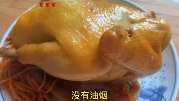 一整隻雞這樣做超級簡單，放鍋裡蒸一蒸，不加水，不放油，太香了