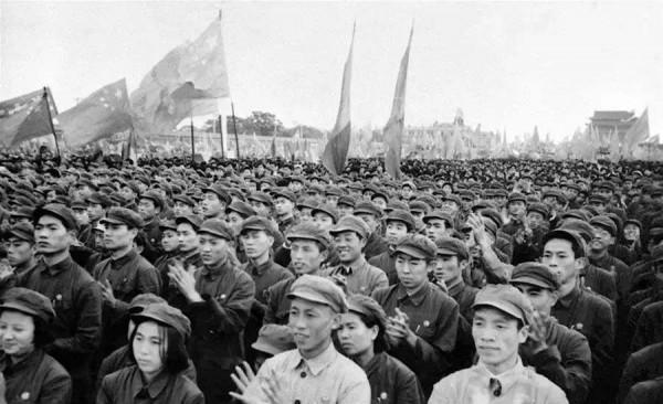 他是毛主席的堂弟毛澤青，為了投身革命隱姓埋名，妻子是環衛工人