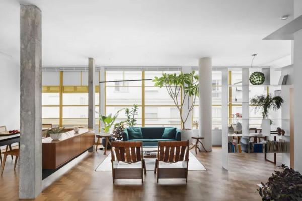 將隔牆盡情拆除後，這個家通透明亮並且可以欣賞到不遠處的山景