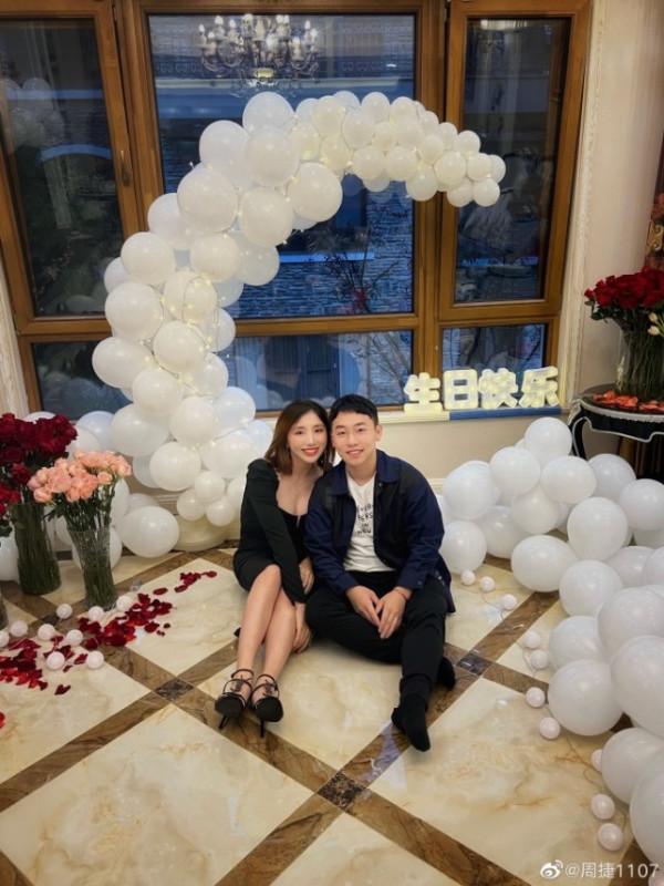 周捷挺孕肚慶生,腳踩細高跟打扮精緻,老公鄒凱送一車鮮花好浪漫 周捷挺孕肚慶生,腳踩細高跟打扮精緻,老公鄒凱送一車鮮花好浪漫