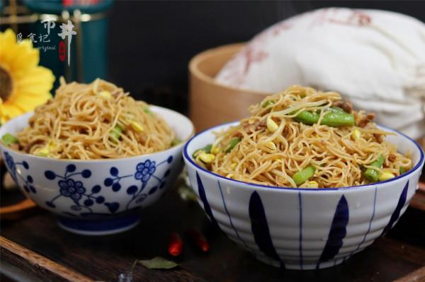 滷麵不香，湯麵麻煩，學會面條這做法，飯菜一鍋出，冷熱都好吃