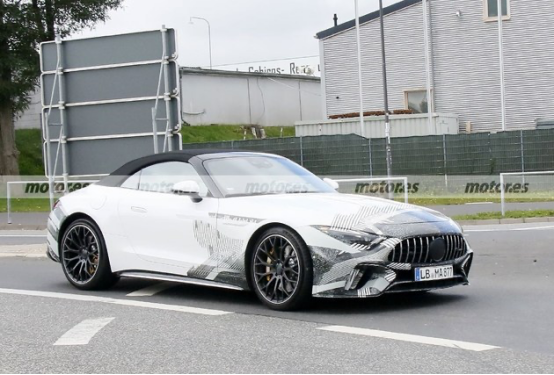 採用軟頂敞篷，全新梅賽德斯-AMG SL諜照曝光