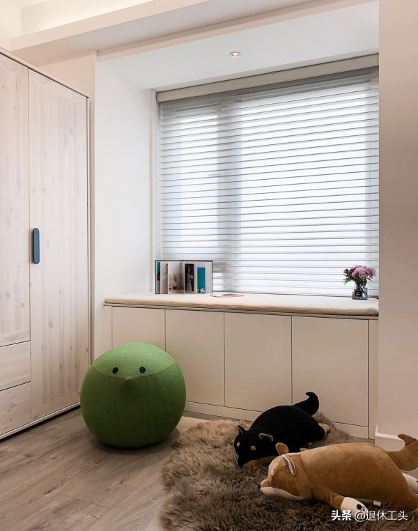 崇尚自由的業主，運用白灰色裝飾，創造精緻的生活空間