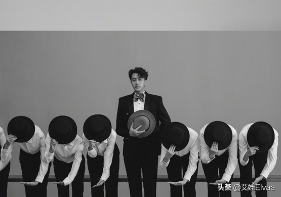 劉愷威收工逛夜市，穿毛衣配牛仔褲吃路邊攤，挎皮包似“老幹部”