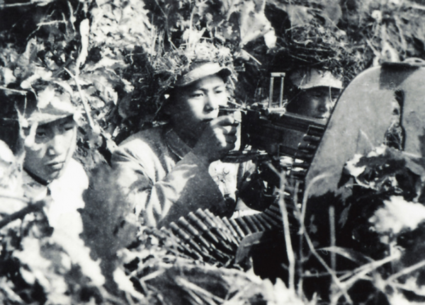 美軍對著志願軍陣地撒尿，一戰士不顧禁令開了一槍，立下一等功