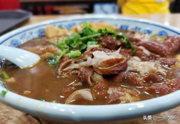 大冬天的來這麼一碗熱乎乎的滷煮火燒，火燒，炸豆腐都吸足了湯汁