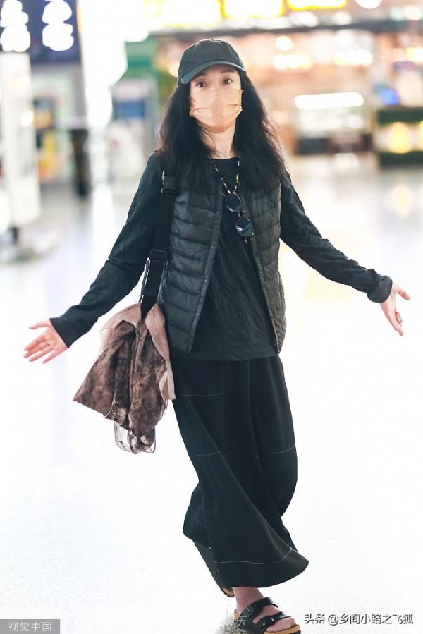 周迅挑染新發色洋氣時髦 穿著棉服闊腿褲走舒適隨性風
